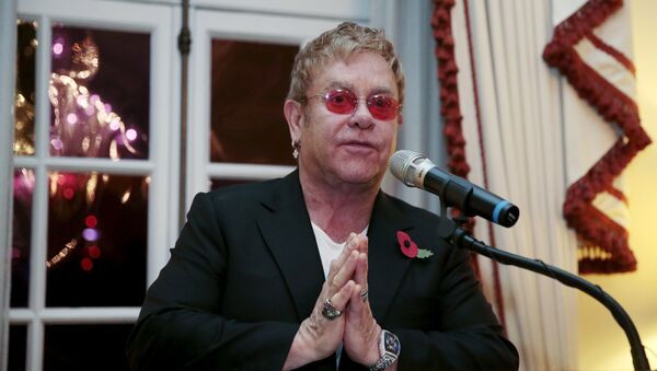 Singer Elton John speaks at a reception at The U.S. Ambassador's London residence, Britain, November 4, 2015.  - Sputnik Mundo