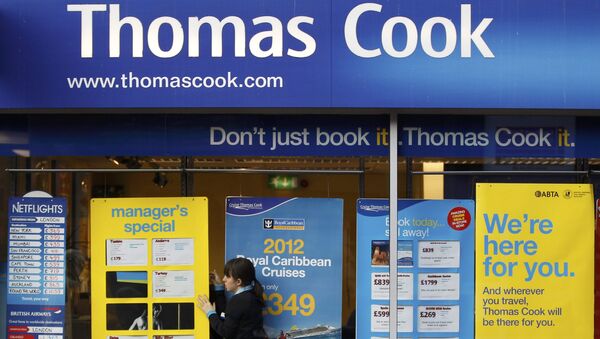 Worker changing the window display of Thomas Cook in Loughborough - Sputnik Mundo