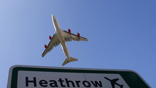 Avíon vuela desde el aeropuerto Heathrow - Sputnik Mundo