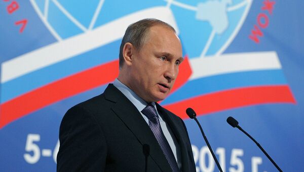 Presidente de Rusia, Vladímir Putin, pronuncia su discurso durante el V concilio internacional de compatriotas - Sputnik Mundo
