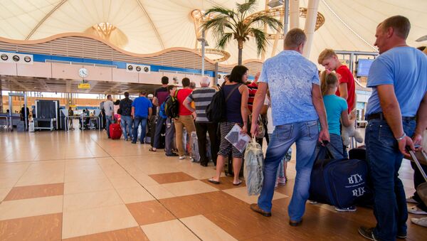 Passengers line up to depart from Sharm el-Sheikh Airport hours after a Russian aircraft crashed - Sputnik Mundo