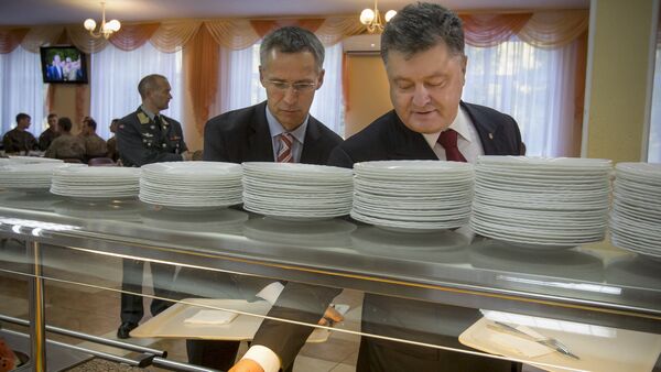 Secretario general de la OTAN Jens Stoltenberg y presidente de Ucrania Petró Poroshenko tras la inauguración de los ejercicios 'Ucrania-2015' - Sputnik Mundo