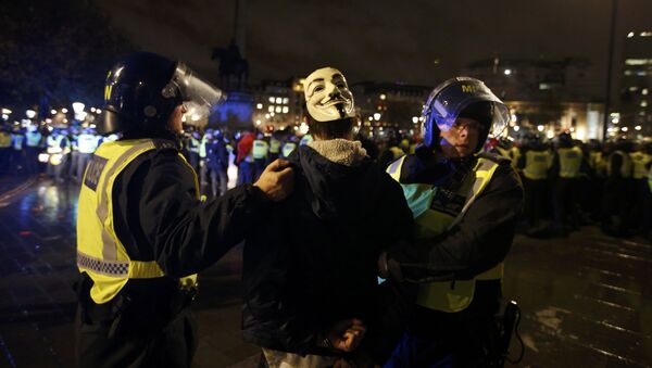 Policía detiene a un partidario de grupo Anonymous durante protestas en Londres, Reino Unido - Sputnik Mundo