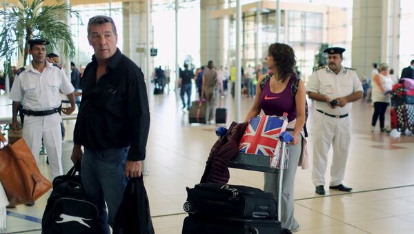 Turistas británicos en el aeropuerto de Sharm el Sheikh - Sputnik Mundo