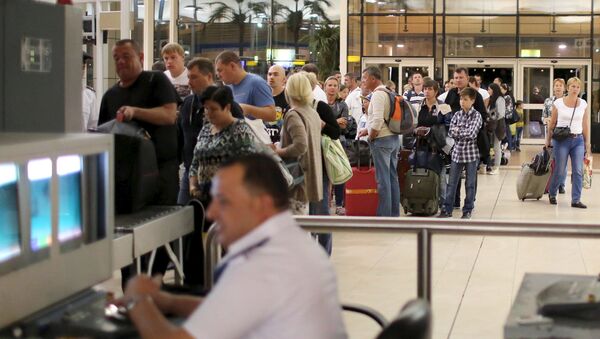 Turistas en el aeropuerto egipcio de Sharm el Sheikh - Sputnik Mundo