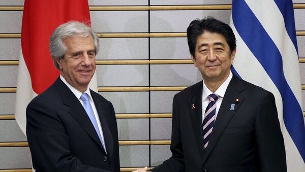 Presidente de Uruguay, Tabaré Vázquez (izda.) y primer ministro de Japón, Shinzo Abe - Sputnik Mundo