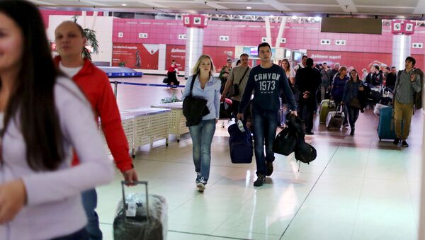 Russian passengers, who just landed, arrive at the airport of the Red Sea resort of Sharm el-Sheikh, November 6, 2015. - Sputnik Mundo