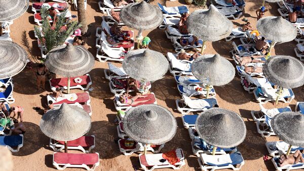 Turistas en una playa de Sharm el-Sheikh - Sputnik Mundo