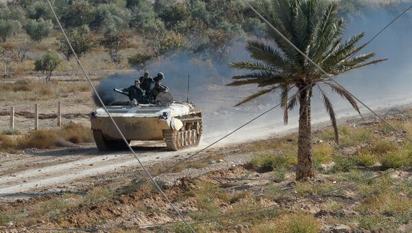 Soldados del Ejército sirio en un coche blindado cerca la ciudad de Palmira - Sputnik Mundo