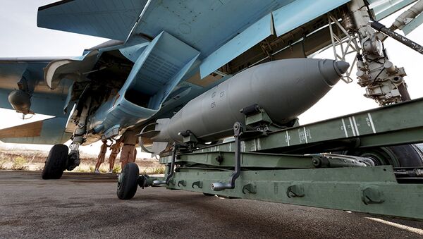 Una bomba aérea colocada en el cazabombardero ruso Su-34 en Siria - Sputnik Mundo