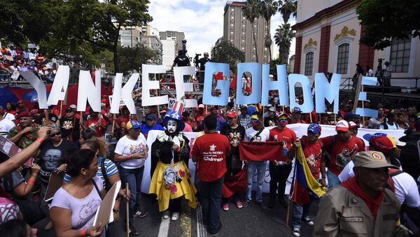 Los partidarios del presidente Nicolas Maduro toman parte en una manifestación en Caracas - Sputnik Mundo