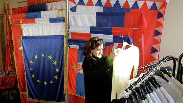 Banderas de Sebia y la UE en una tienda en Belgrado - Sputnik Mundo