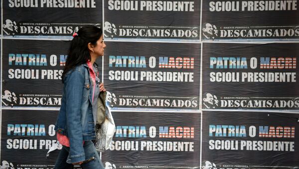 Carteles electorales en Buenos Aires durante las elecciones presidenciales de 2015 (archivo) - Sputnik Mundo