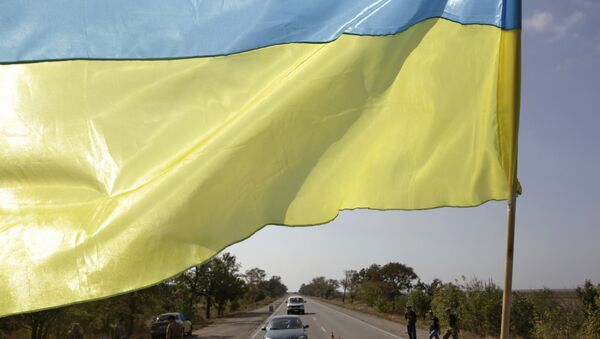 Bandera de Ucrania en la frontera con Crimea - Sputnik Mundo