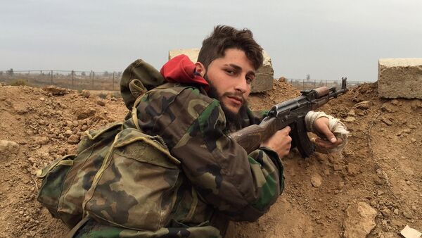 Un militar del Ejército sirio en Deir Ezzor - Sputnik Mundo