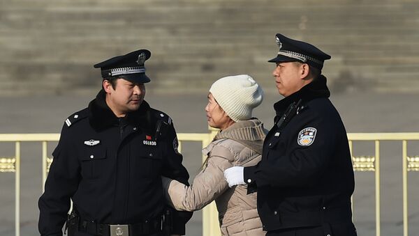 Policías chinos detienen a una mujer en Pekín - Sputnik Mundo