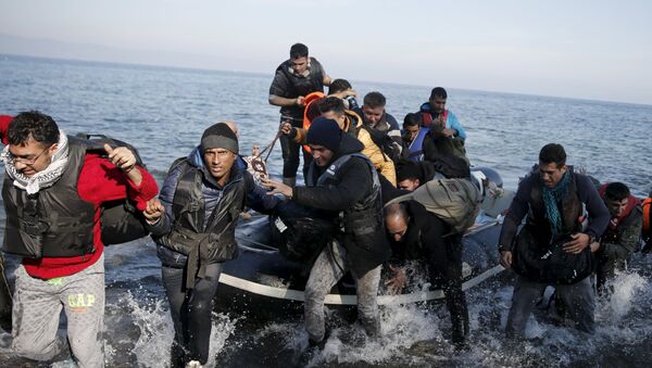 Refugiados sirios llegan a la costa de isla Lesbos en una balsa - Sputnik Mundo