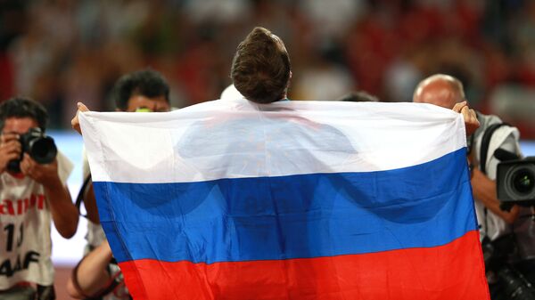 Deportista ruso con una bandera de Rusia - Sputnik Mundo