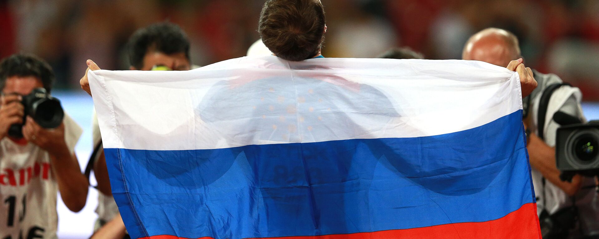 Deportista con una bandera de Rusia - Sputnik Mundo, 1920, 13.04.2023