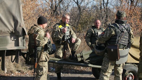 Ukrainian servicemen stand next to a 85 mm Vasilyok automatic mortar in Peski willage, in the Donetsk region, on November 7, 2015 before a weapons withdrawal. - Sputnik Mundo