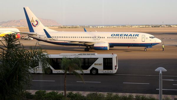 Avión de la compañía aérea rusa Orenair en el aeropuerto de Sharm el Sheikh (archivo) - Sputnik Mundo