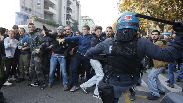Enfrentamientos ente los manifestantes y la policía durante manifestaciones contra la reforma de la educación en Milán, Italia - Sputnik Mundo
