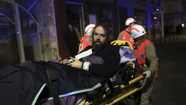 Hombre es evacuado de la sala Bataclan en París - Sputnik Mundo