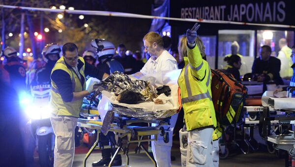Los equipos de rescate en el lugar del ataque terrorista en la sala de conciertos Bataclan, el 13 de noviembre de 2015 - Sputnik Mundo