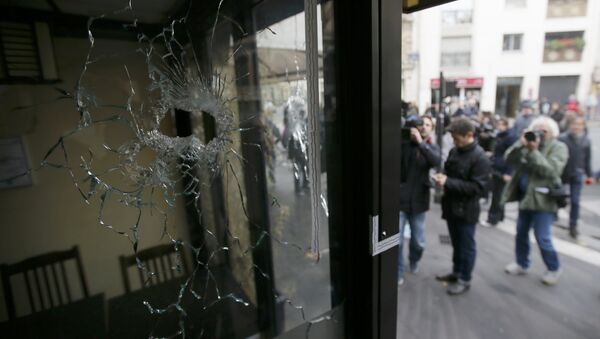 Impactos de bala en las ventanas de un restaurante en París - Sputnik Mundo
