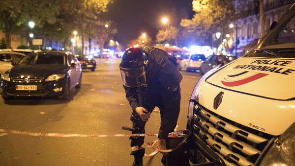 Policía frances cerca de la sala Bataclan en París - Sputnik Mundo