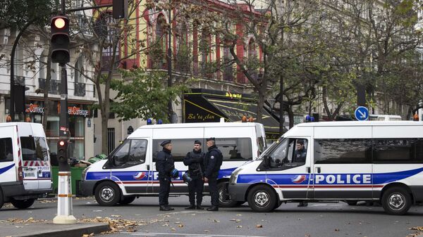 Policías franceses cerca la sala de Bataclan en París donde tuvo lugar el atentado - Sputnik Mundo