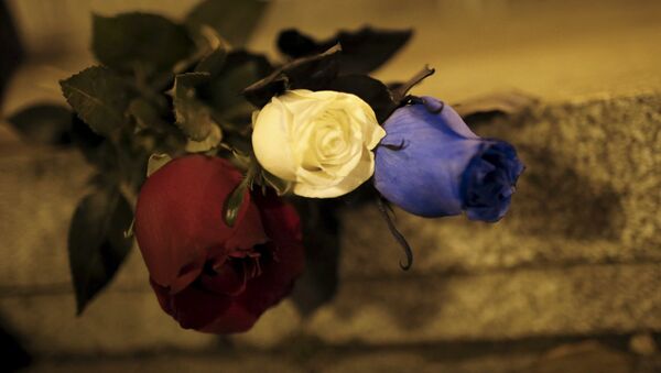 Rosas en homenaje a las víctimas de los atntados en París - Sputnik Mundo