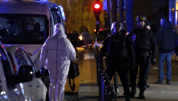 La policía llega al lugar del atentado en París el 13 de noviembre de 2015 - Sputnik Mundo