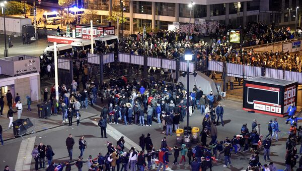 Hinchas salen de Estadio de Francia tras una serie de atentados en París - Sputnik Mundo