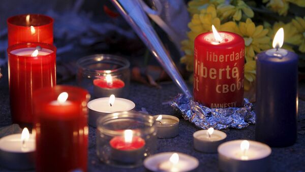 Velas en homenaje a las víctimas de los atentados de París - Sputnik Mundo