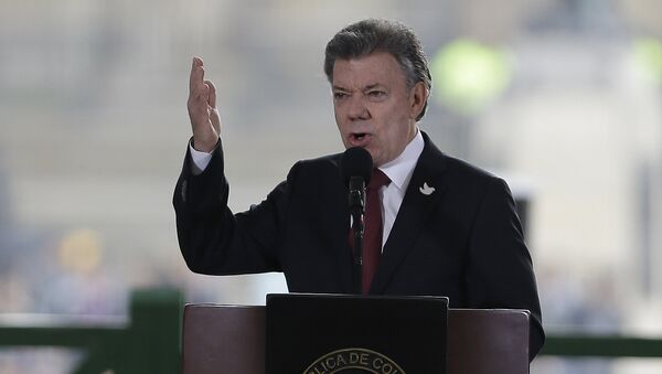 Colombia's President Juan Manuel Santos delivers a speech on the commemoration of the 30th anniversary of a deadly government siege, at the rebuilt Palace of Justice in Bogota, Colombia, Friday, Nov. 6, 2015 - Sputnik Mundo
