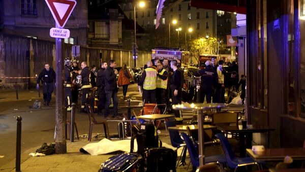 Lugar del atentado en París - Sputnik Mundo