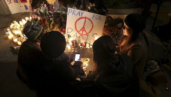 Homenaje a las víctimas de los atentados en París - Sputnik Mundo