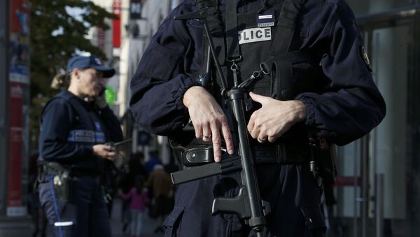 Armed French police stand guard outside a commercial center in Nice, France, November 14, 2015, the day after a series of deadly attacks in Paris - Sputnik Mundo
