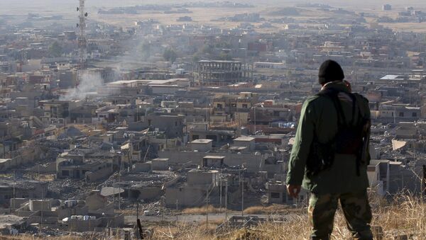 A member of the Kurdish Peshmerga forces stands in the town of Sinjar, Iraq - Sputnik Mundo