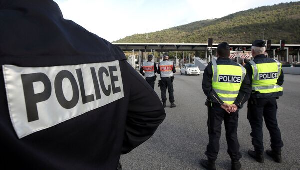Policía francesa en la frontera con Italia (Archivo) - Sputnik Mundo
