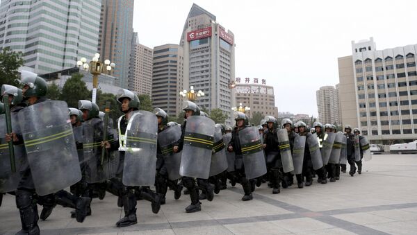 Armed paramilitary policemen run in formation during a gathering to mobilize security operations in Urumqi, Xinjiang Uighur Autonomous Region - Sputnik Mundo