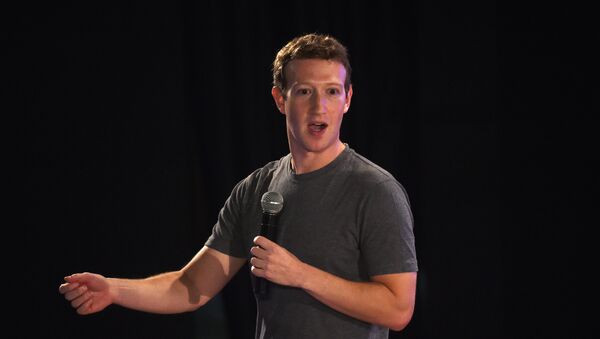 Facebook chief executive and founder Mark Zuckerberg speaks during a 'town-hall' meeting at the Indian Institute of Technology (IIT) in New Delhi on October 28, 2015. - Sputnik Mundo