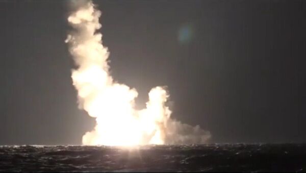 Submarino ruso dispara por primera vez dos misiles Bulavá - Sputnik Mundo