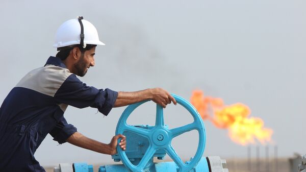 Un trabajador comprueba una tubería de petróleo en Irak (archivo) - Sputnik Mundo