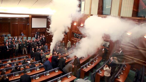 Activistas de la oposición kosovar utilizan gas pimienta en el Parlamento (octubre 2015) - Sputnik Mundo