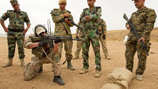 Soldado alemán entrena a los combatientes Peshmerga - Sputnik Mundo