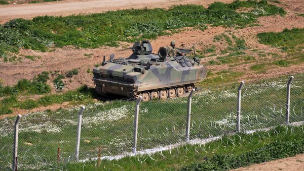 Blindado del Ejército turco en la frontera con Siria - Sputnik Mundo