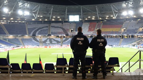 Anulan un partido de fútbol en Alemania tras encontrar explosivos - Sputnik Mundo