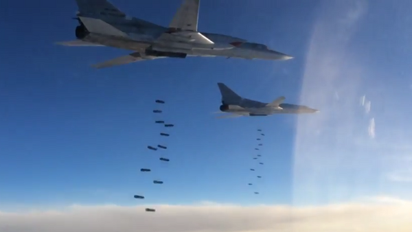 Ataques aéreos de bombarderos Tu-22M3 en Siria - Sputnik Mundo